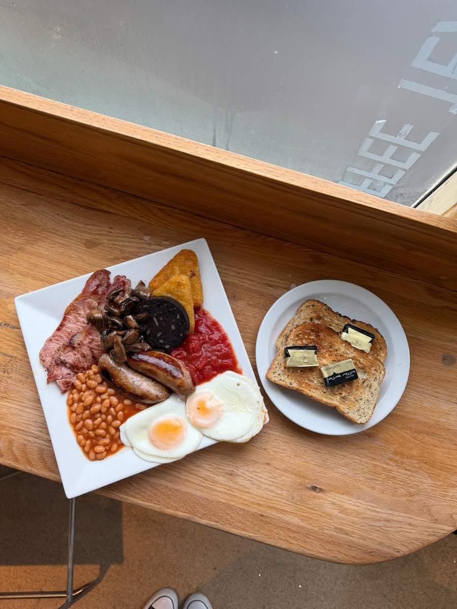 A full English breakfast with toast at Café 118