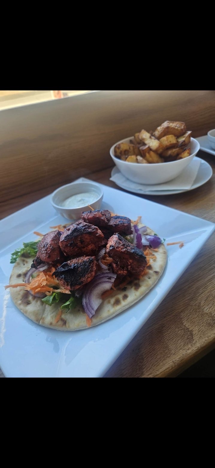 Greek-style grilled chicken flatbread with seasoned potatoes